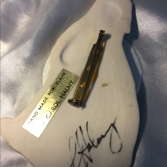 Ceramic Wolf brooch - Picture 4 of 4